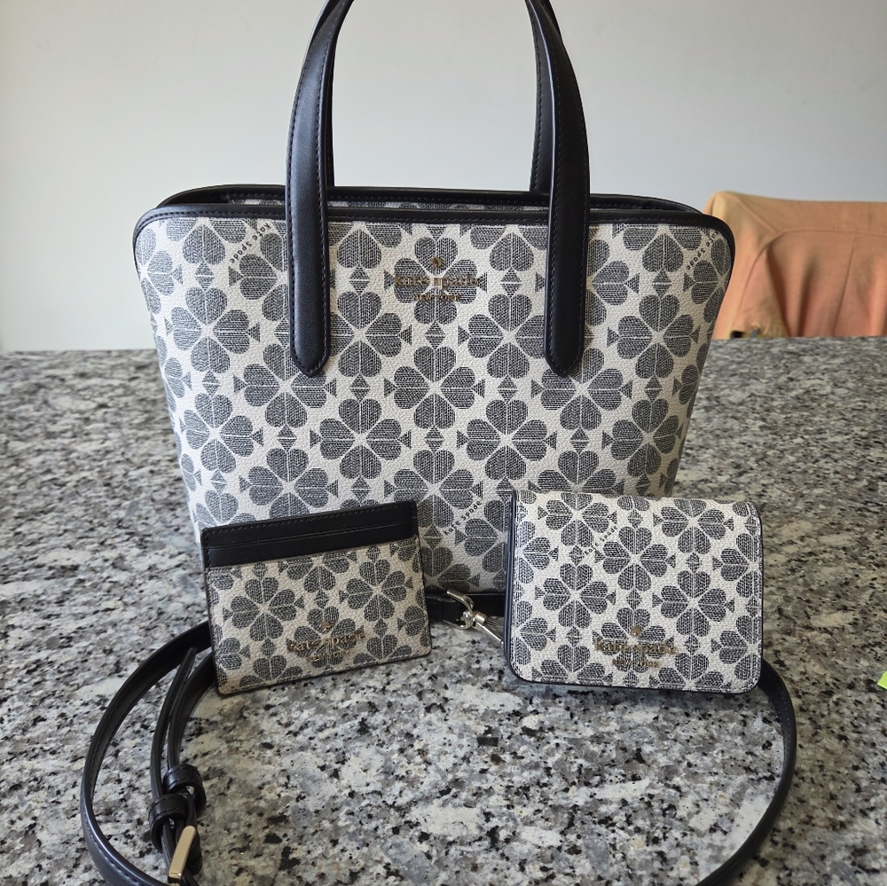 Kate Spade Flower Black and White Wallet Bifold, Purse And Credit Card/ Money Ho